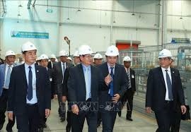 Lao Prime Minister Thongloun Sisoulith at Suntory PepsiCo Vietnam Beverage (Dien Nam – Dien Ngoc Industrial Park). Photo: TTXVN
