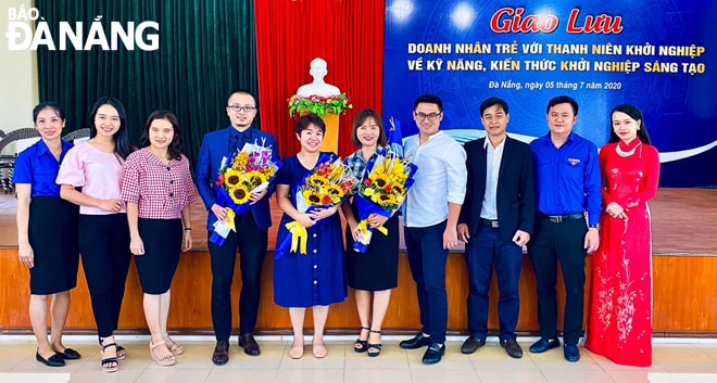 Chị Trần Hạnh Trang (thứ 5, trái sang) và chị Nguyễn Thị Nhung (thứ 6, trái sang) chụp ảnh cùng các doanh nhân và sinh viên tại tọa đàm “Giao lưu doanh nhân trẻ với thanh niên khởi nghiệp về kỹ năng, kiến thức khởi nghiệp sáng tạo”. Ảnh: KHANG NINH