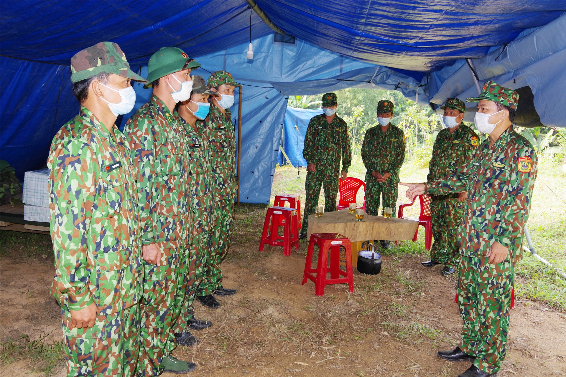 Đại tá Nguyễn Bá Thông - Chỉ huy trưởng BĐBP tỉnh (bên phải) kiểm tra, động viên lực lượng cắm chốt phòng chống dịch bệnh Covid-19 tại biên giới của huyện Nam Giang. Ảnh VĂN VINH