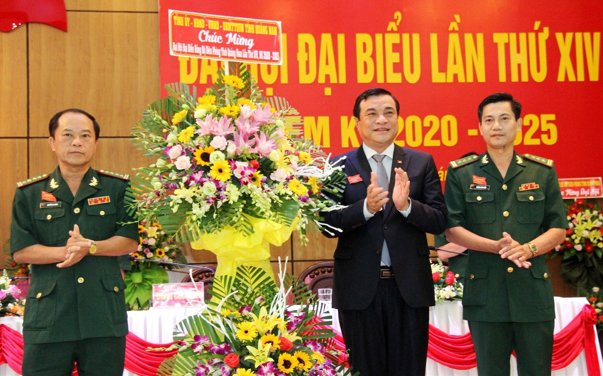 Bí thư Tỉnh ủy Phan Việt Cường tặng hoa chúc mừng đại hội. Ảnh: A.N