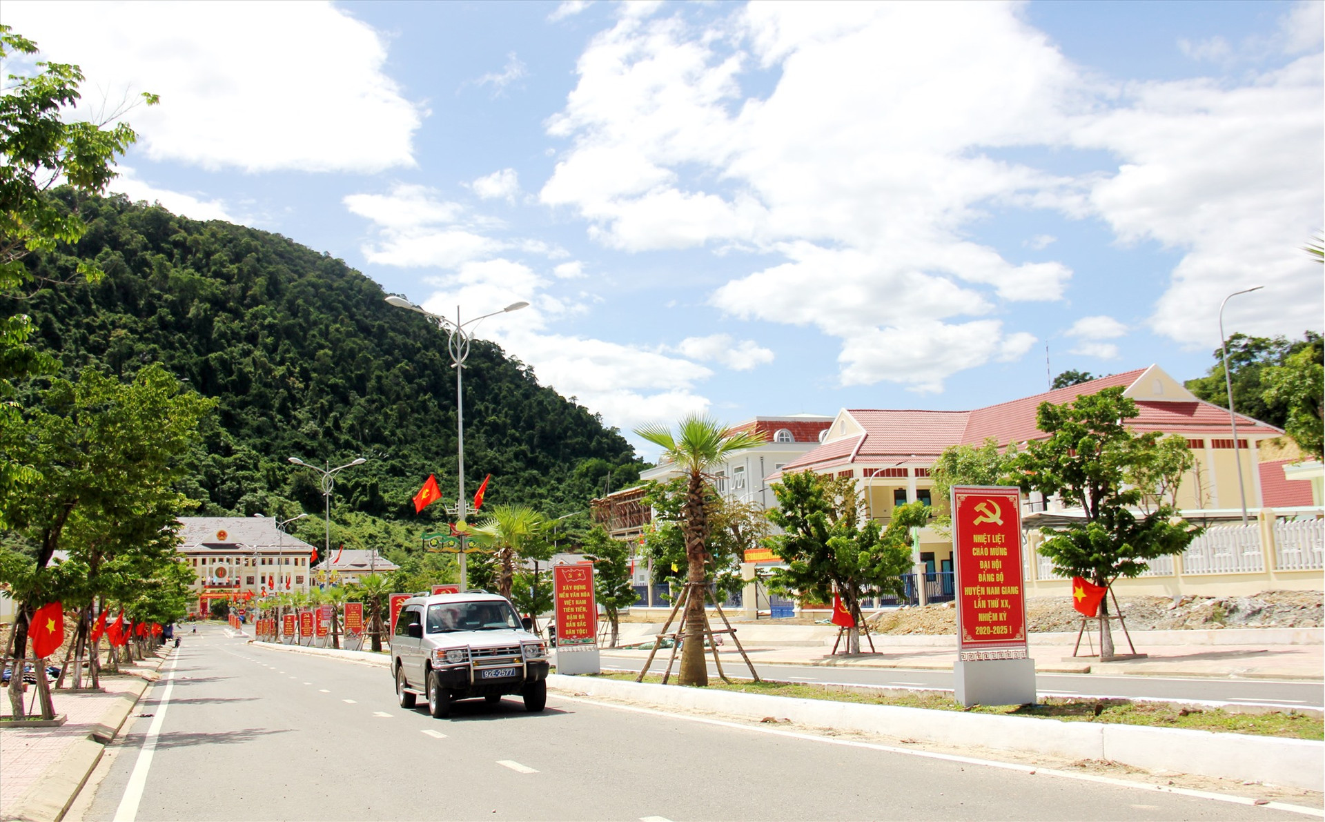 Đường vào trung tâm hành chính huyện Nam Giang tại thị trấn Thạnh Mỹ được đầu tư khang trang. Ảnh: CÔNG TÚ