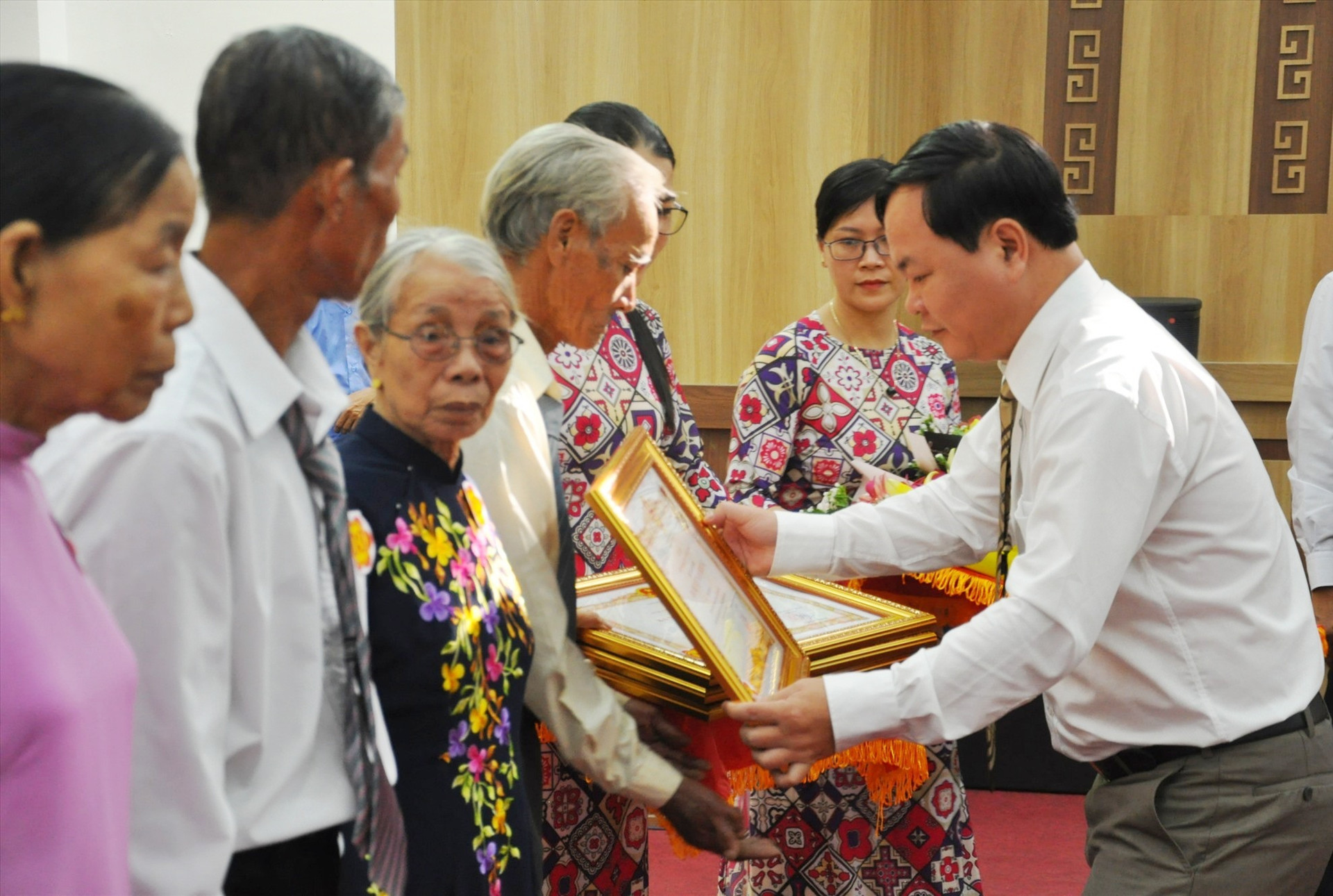 Bí thư Thành ủy Tam Kỳ Nguyễn Hồng Quang trao tặng danh hiệu “Bà mẹ Việt Nam anh hùng” cho gia đình các mẹ. Ảnh: X.P