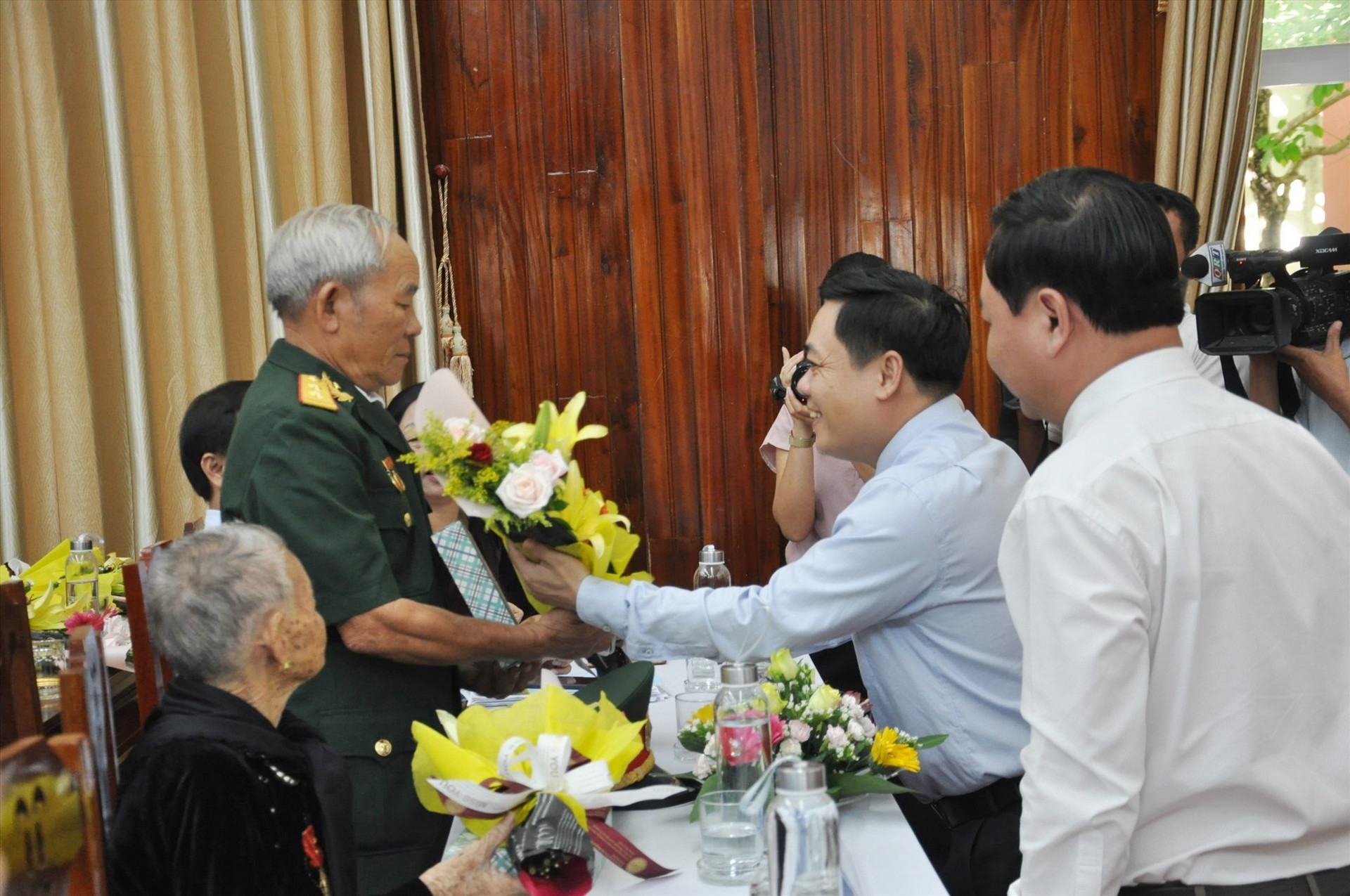 Lãnh đạo thành phố tặng quà cho Bà mẹ Việt Nam anh hùng và Anh hùng lực lượng vũ trang tham dự lễ. Ảnh: X.P