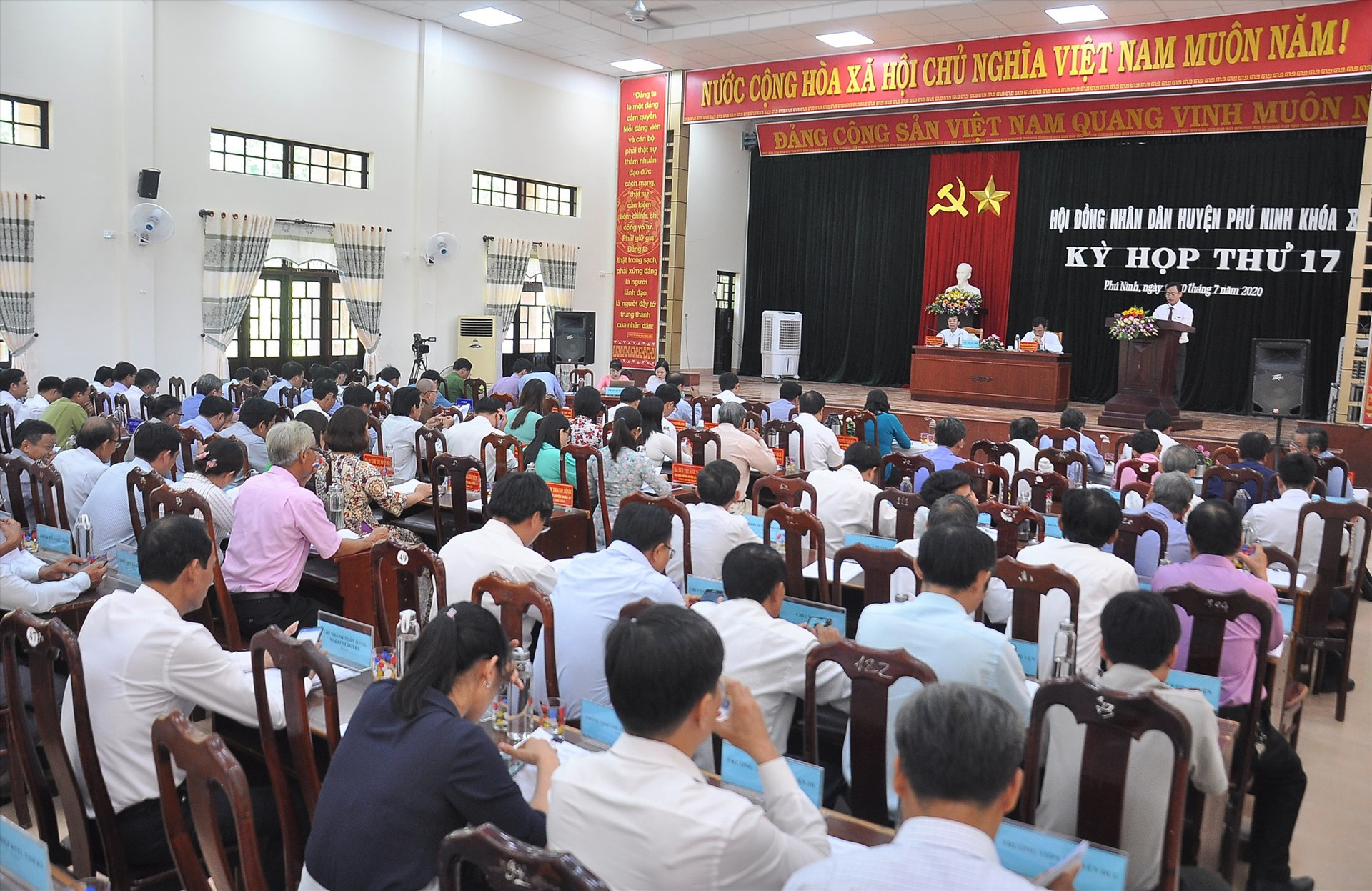 Quang cảnh kỳ họp thứ 17 HĐND huyện khóa XI. Ảnh: VINH ANH