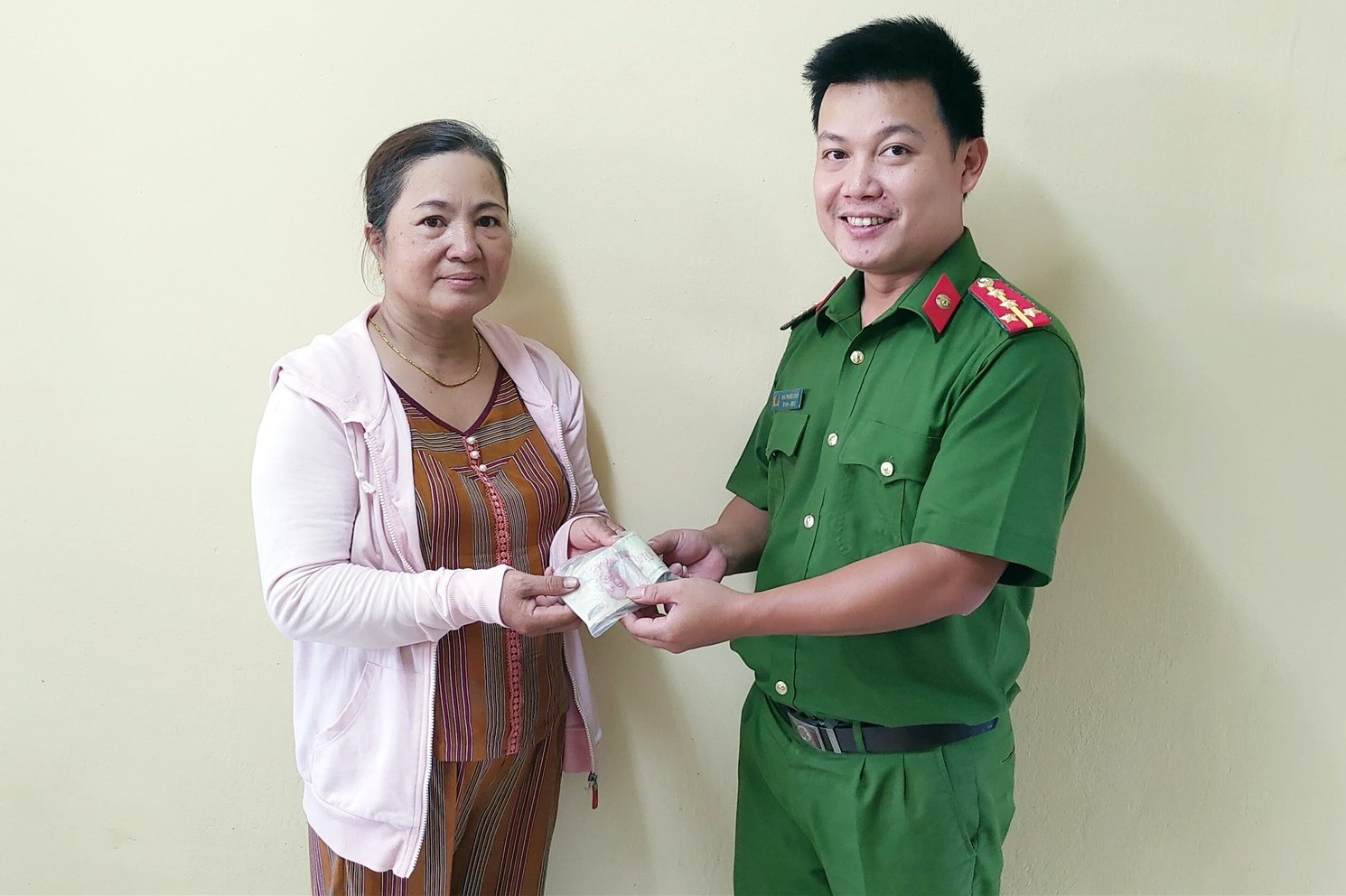 Đại úy Mai Phước Chấn - Phó Trưởng Công an xã Điện Thắng Nam (Điện Bàn) vừa trao trả lại số tiền 2,2 triệu đồng cho người đánh rơi.