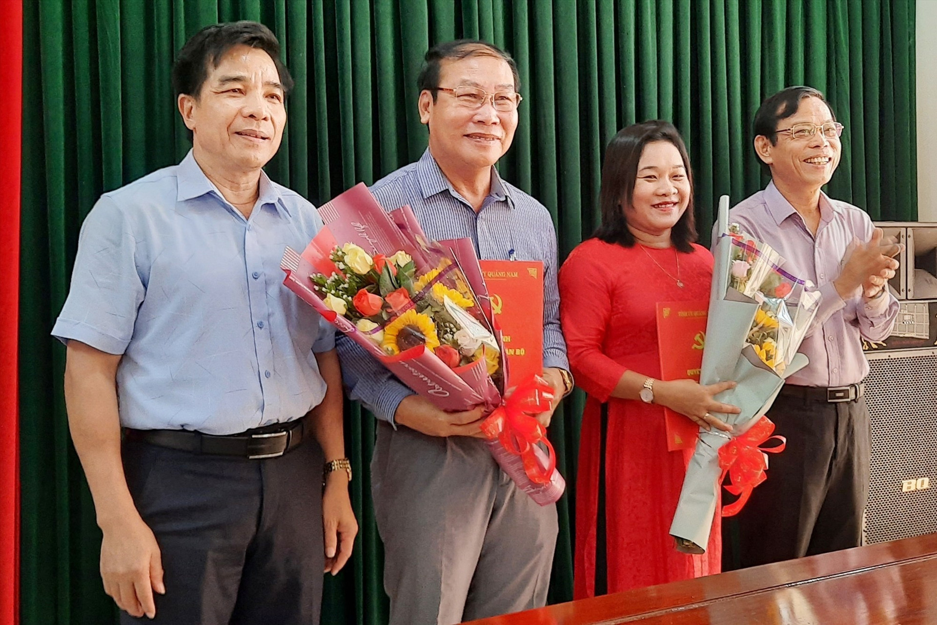 Lãnh đạo Tỉnh ủy trao quyết định điều động, bổ nhiệm bà Huỳnh Thị Thùy Dung giữ chức vụ Trưởng ban Dân vận Tỉnh ủy. Ảnh: ĐOÀN ĐẠO
