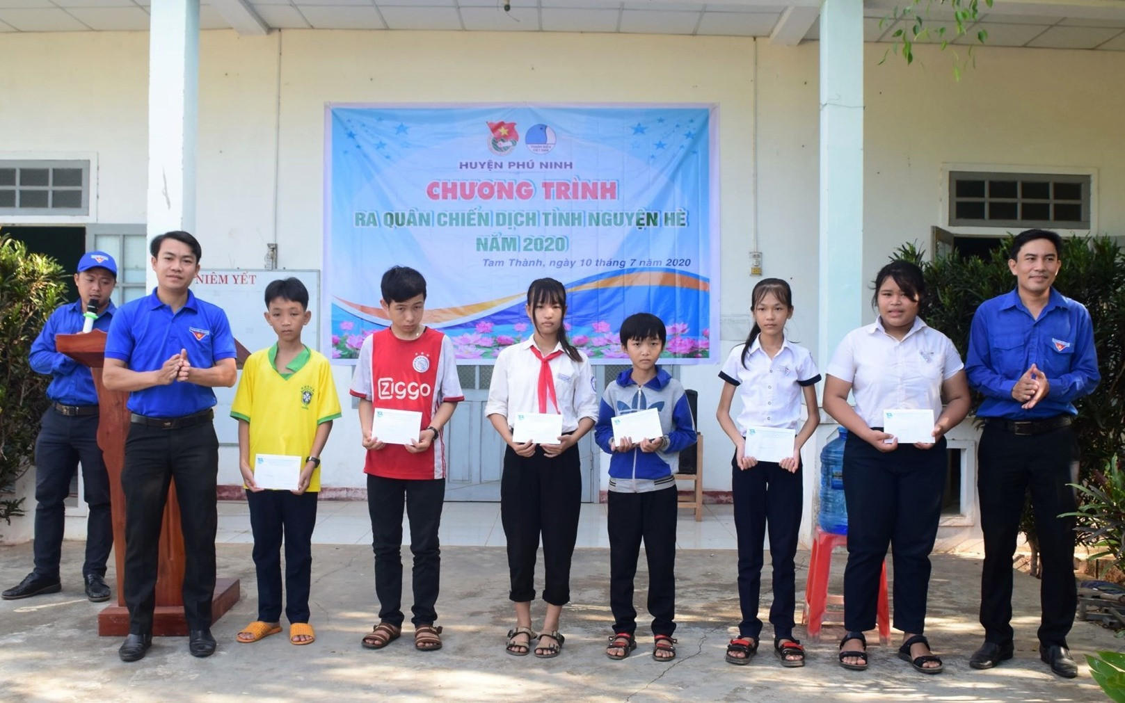 Tặng quà 8 học sinh khó khăn của xã Tam Thành. Ảnh: THÁI CƯỜNG
