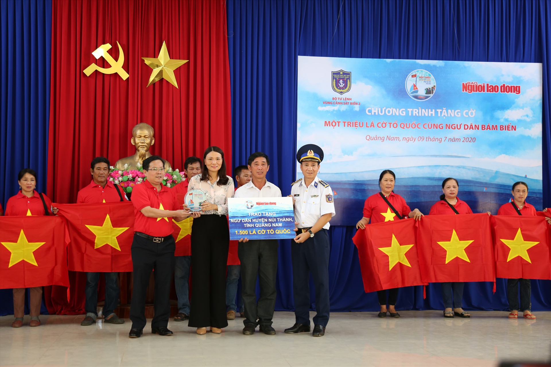 Báo Người Lao Động và Bộ Tư lệnh Vùng Cảnh sát biển 2 trao 1.500 lá cờ Tổ quốc cho ngư dân.