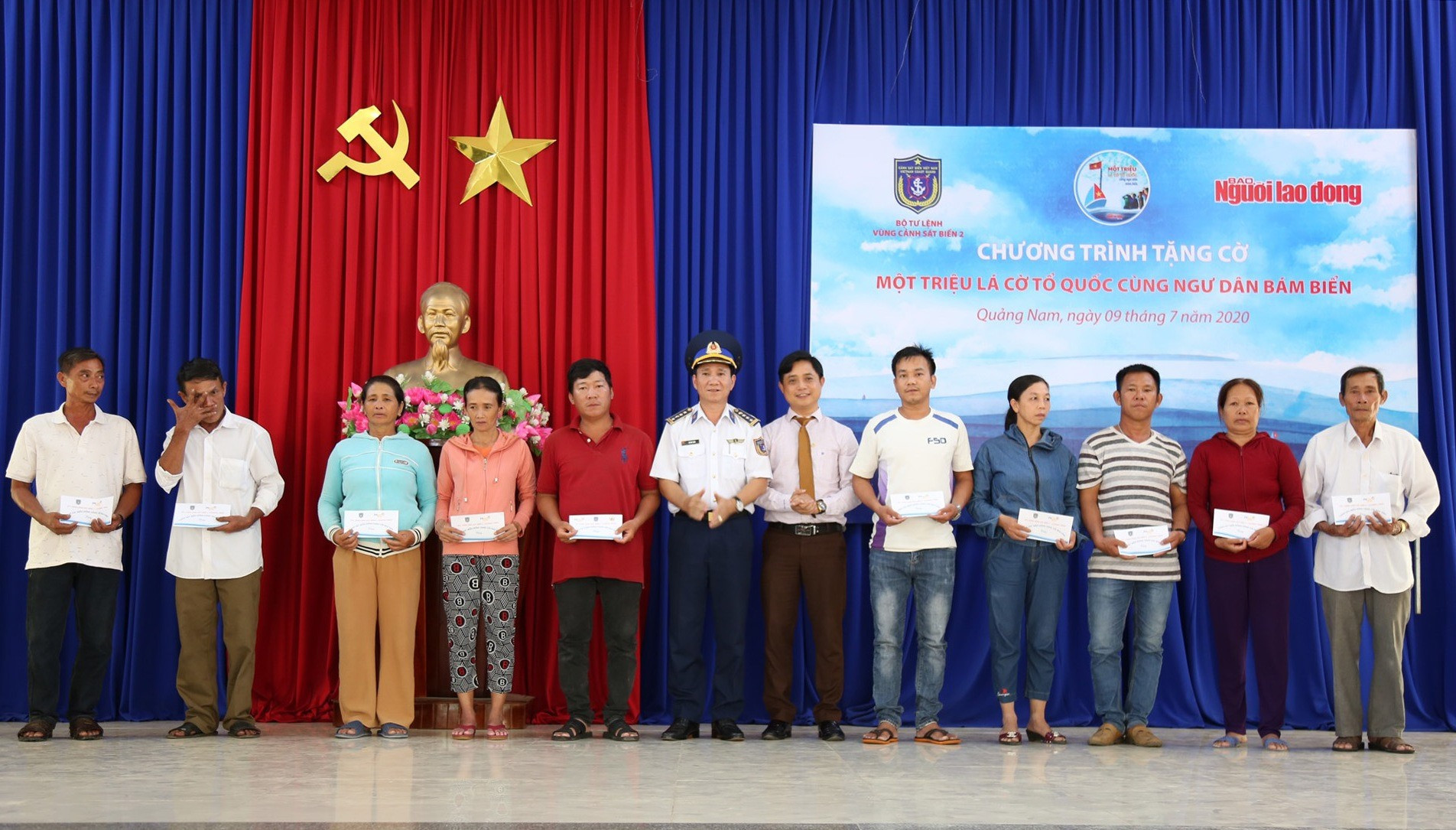 Ngoài cờ Tổ quốc, Báo Người Lao Động còn trao tặng 20 túi sơ cấp cứu cho ngư dân.