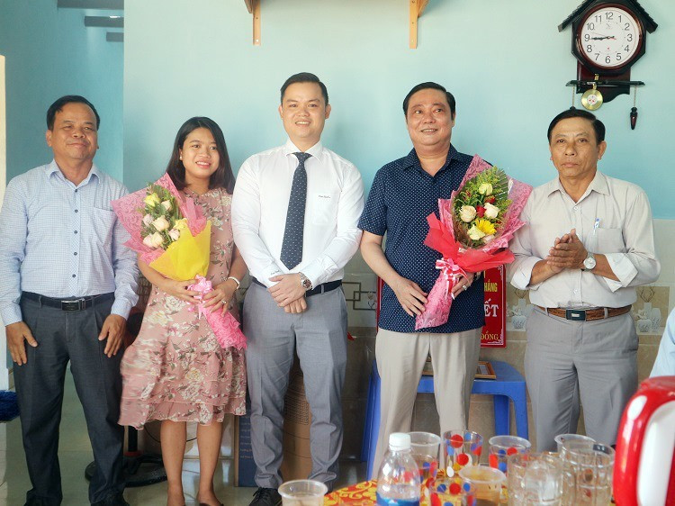 Lãnh đạo địa phương thị trấn Nam Phước tặng hoa tri ân Hội đồng hương Quảng Nam và Công ty CP Địa ốc Đại Thắng.