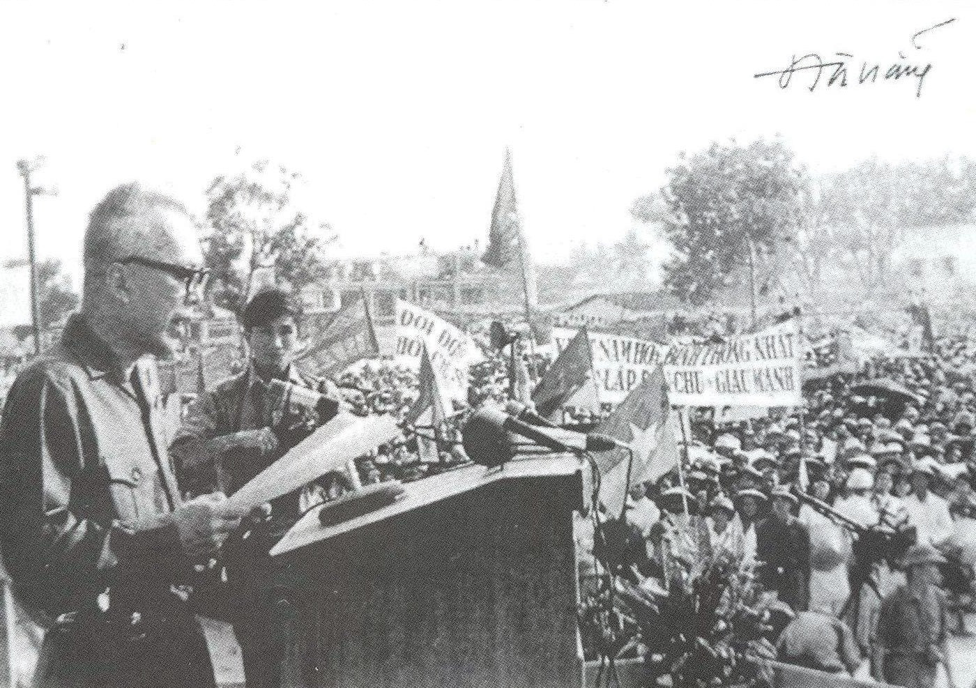 Chủ tịch Ủy ban Mặt trận Dân tộc giải phóng miền Nam Việt Nam Nguyễn Hữu Thọ phát biểu tại lễ mít tinh giải phóng Quảng Nam - Đà Nẵng ngày 7.4.1975. Ảnh Tư liệu
