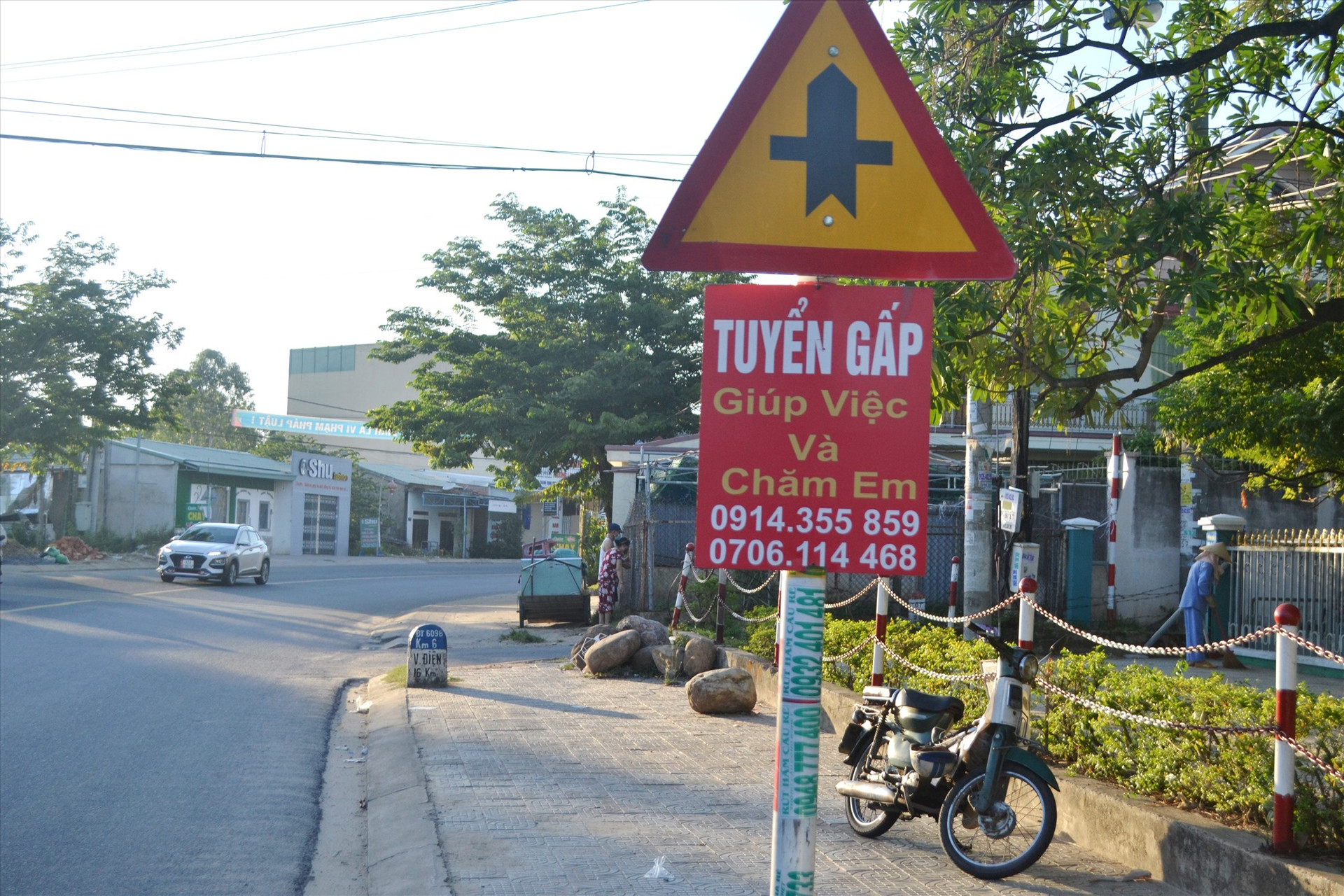 Tấm rao vặt “bu bám” biển báo trên tuyến ĐT609B, trước Bệnh viện Đa khoa khu vực miền núi phía Bắc Quảng Nam. Ảnh: T.C.T