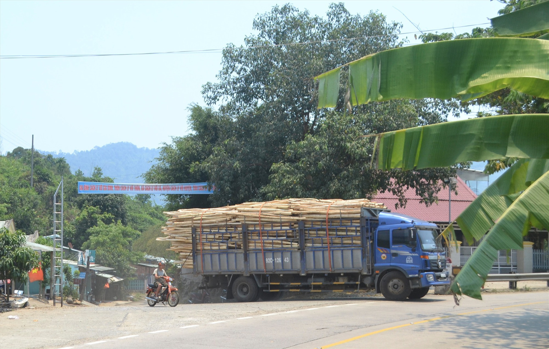 Xe tải chở keo quá kích thước thành, thùng xe trên đường Hồ Chí Minh, đoạn qua huyện Phước Sơn. Ảnh: CÔNG TÚ