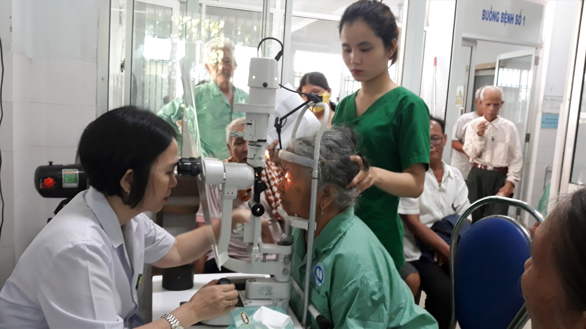 Bệnh nhân ở Nam Giang được khám tại BVĐK tỉnh trước khi phẫu thuật. Ảnh: C.N