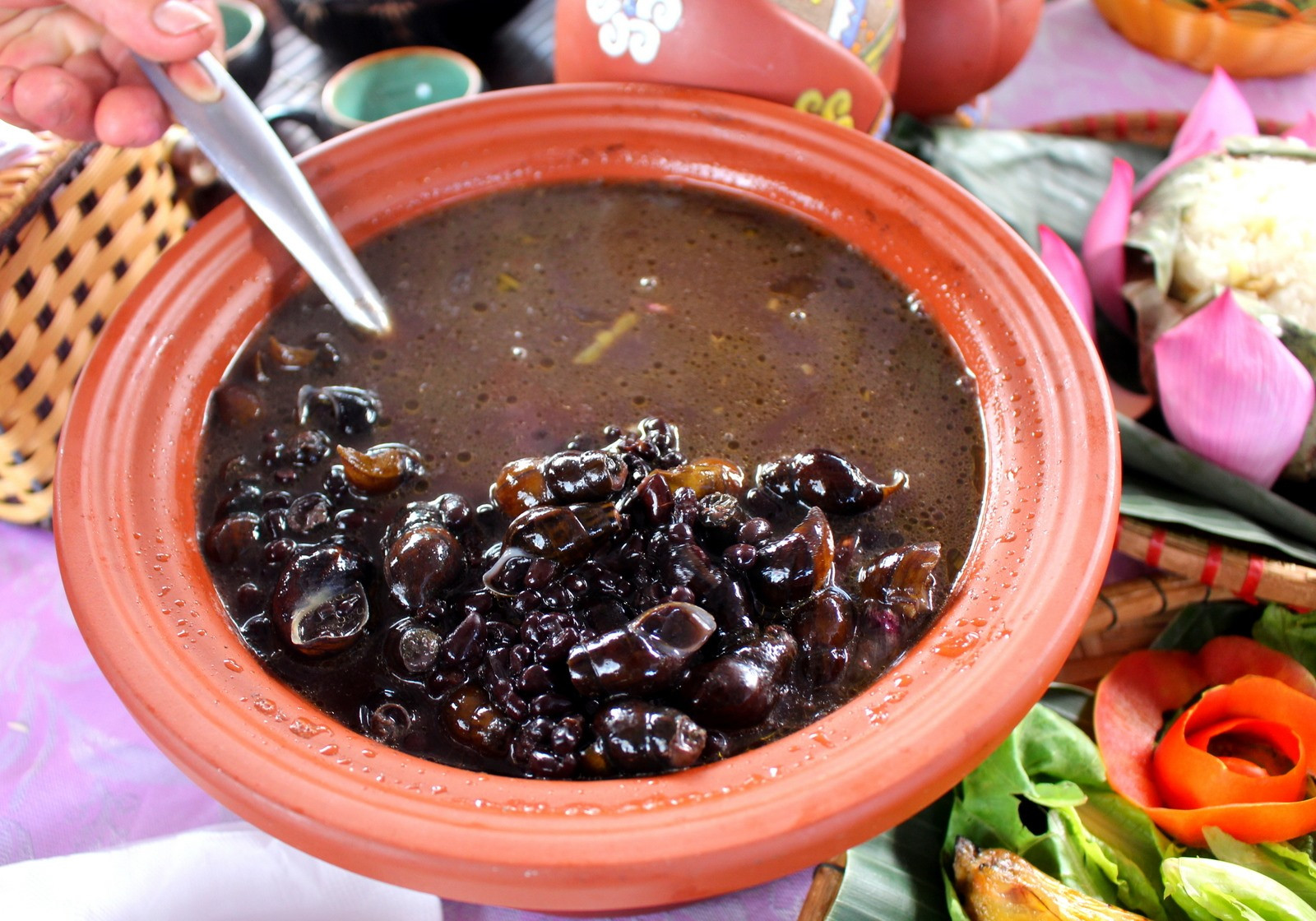 Ốc đá hầm đậu đen là món ăn đặc trưng vùng cao xứ Quảng.