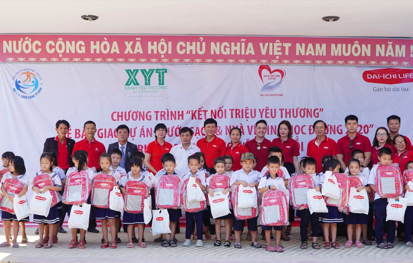 Dai-ichi Life Việt Nam trao tặng 461 phần quà cho học sinh Trường Tiểu học Nguyễn Văn Trỗi. Ảnh: PHAN VINH