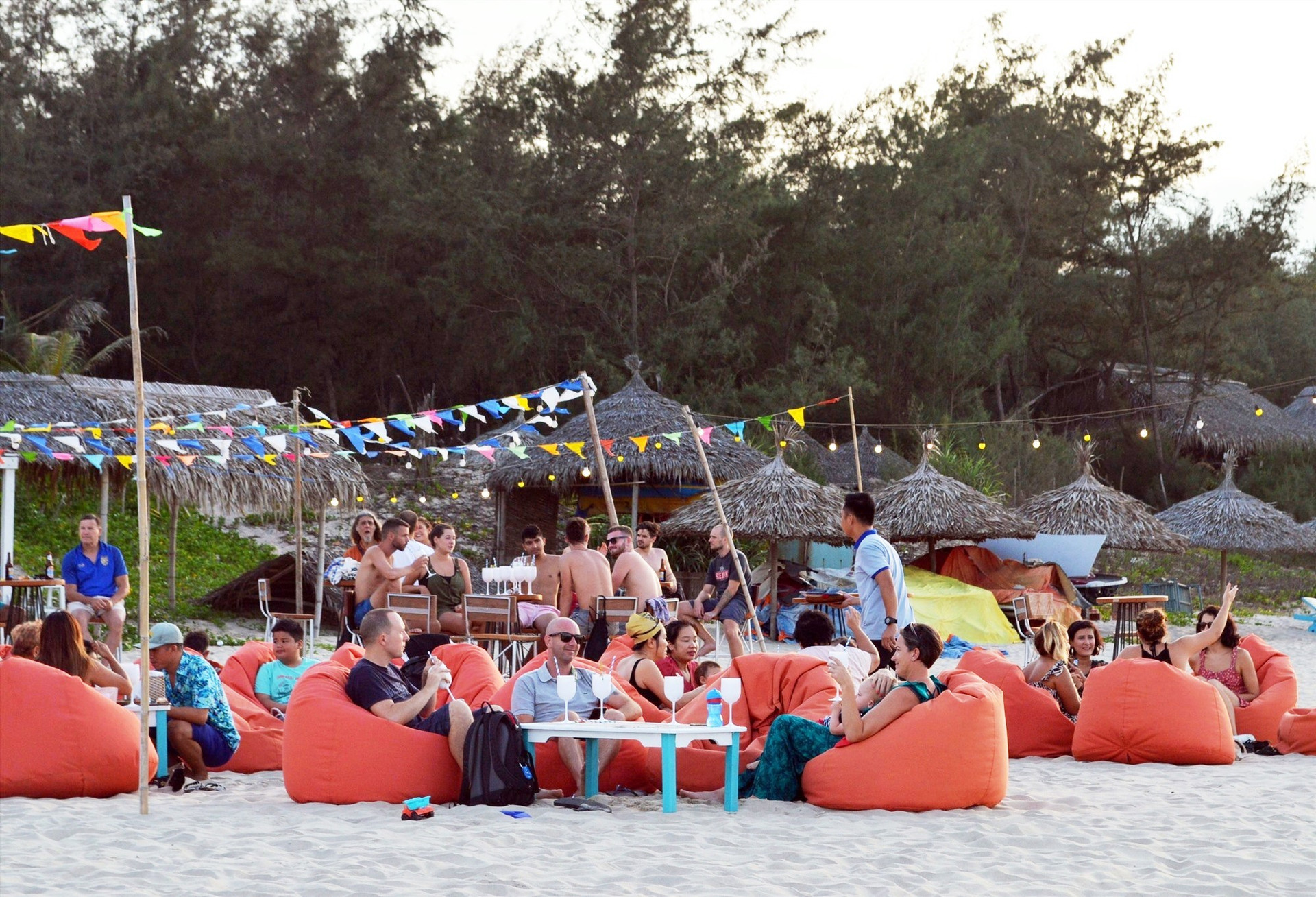 Du khách vui chơi ăn uống tại bãi biển An Bàng