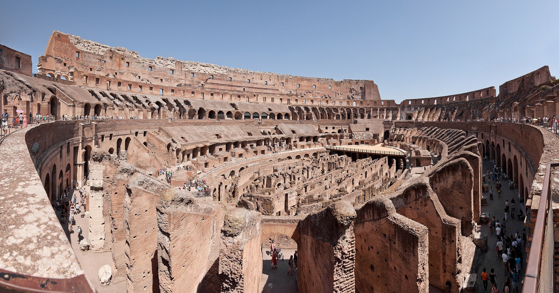 Bên trong đấu trường Colosseum.