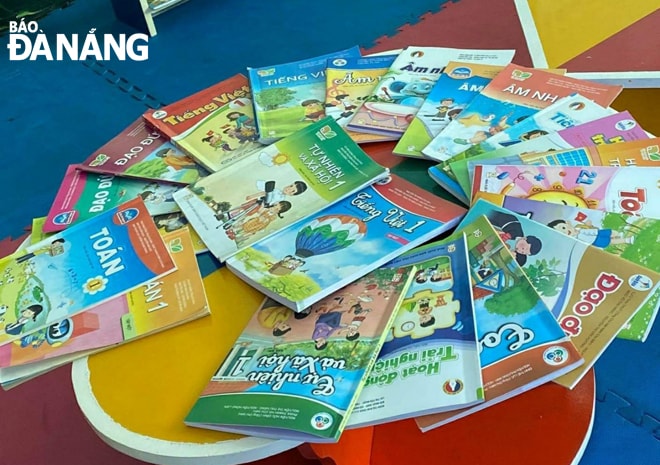 Hiện các trường đã thông báo danh mục sách giáo khoa đến từng phụ huynh có con trong độ tuổi vào lớp 1. Ảnh N.P
