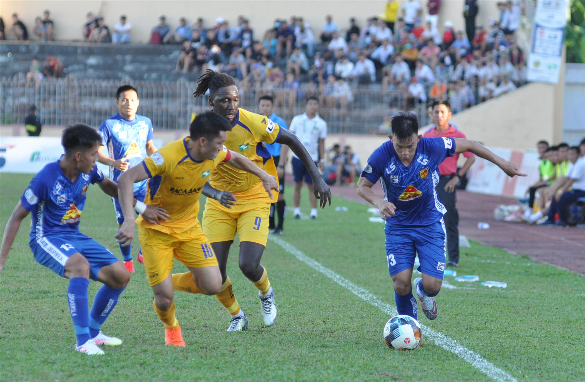 Hồng Sơn (áo xanh) là cầu thủ thi đấu tốt nhất của Quảng Nam với 2 pha dứt điểm suýt thành bàn. Ảnh: A.S