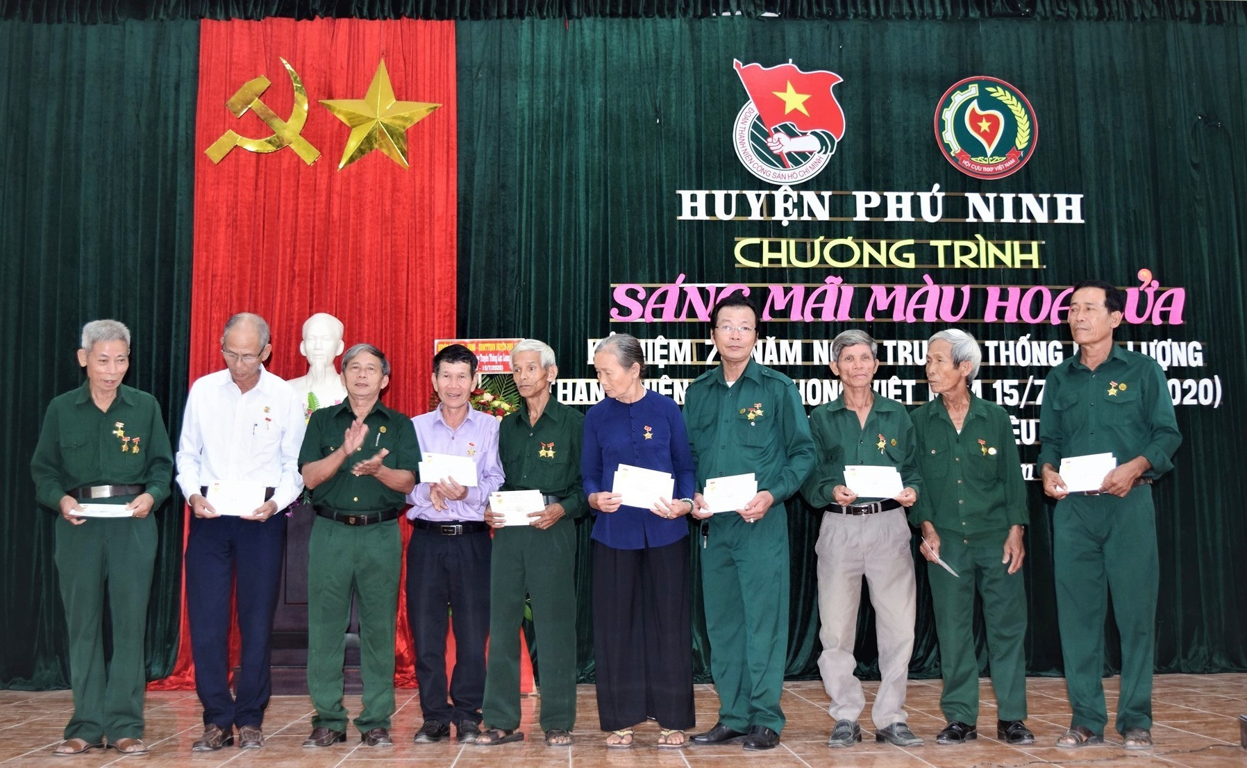 rung ương Hội Cựu TNXP Việt Nam tuyên dương 10 gương cựu TNXP tiêu biểu giai đoạn 2015 - 2020. Ảnh: L.C