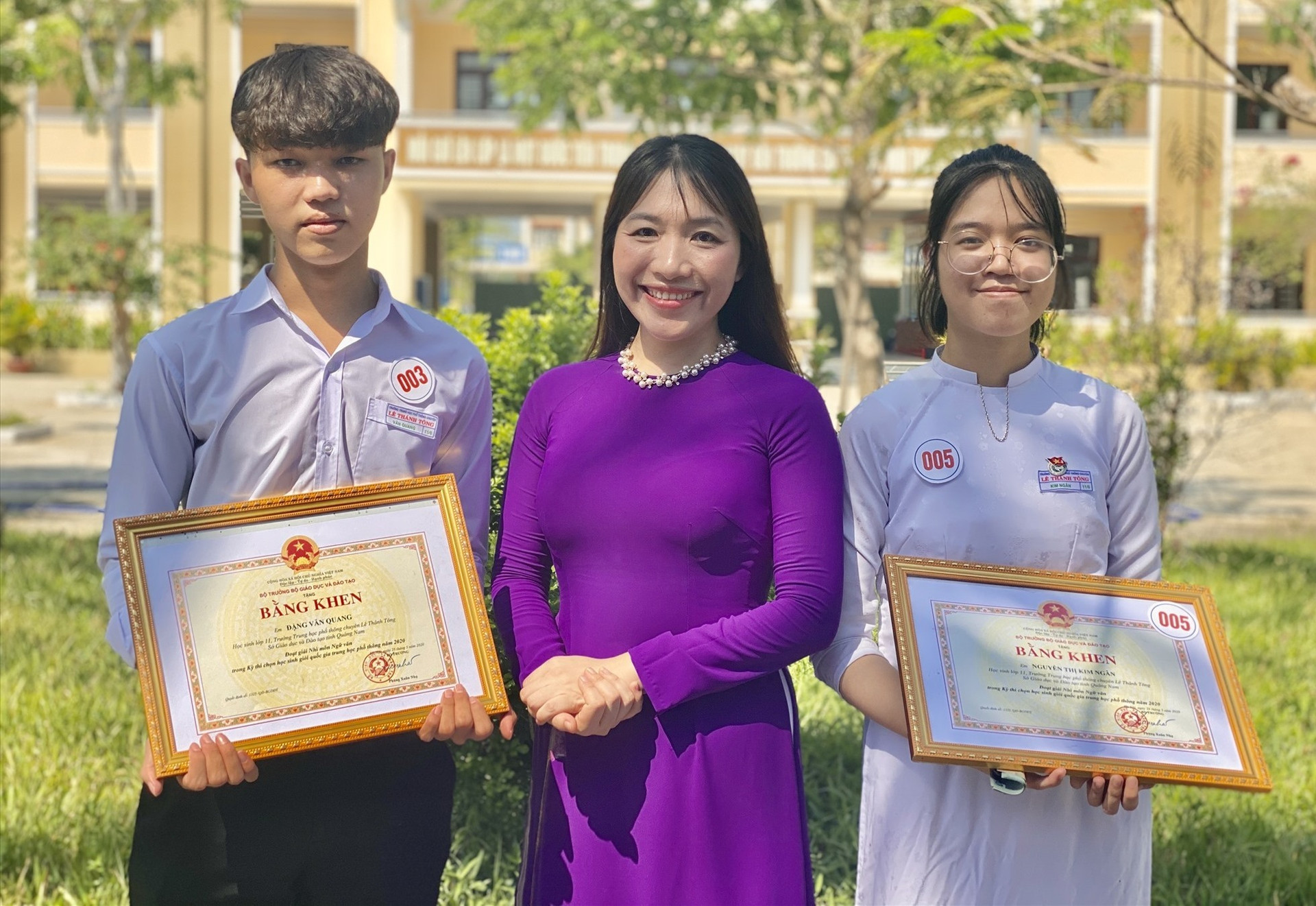 Đặng Văn Quang, Nguyễn Thị Kim Ngân và cô giáo chủ nhiệm trong ngày bế giảng năm học 2019 -2020. Ảnh: N.T