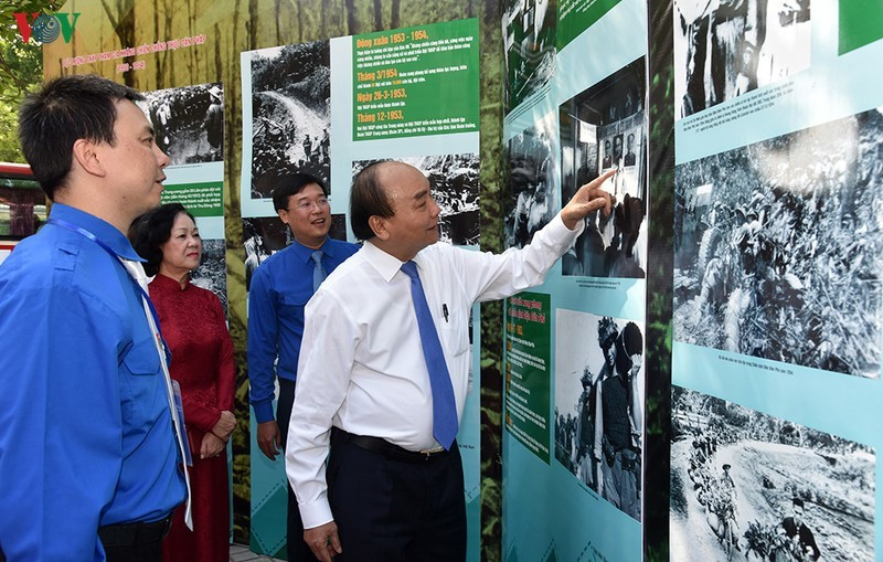 Thủ tướng Nguyễn Xuân Phúc thăm khu trưng bày lưu niệm