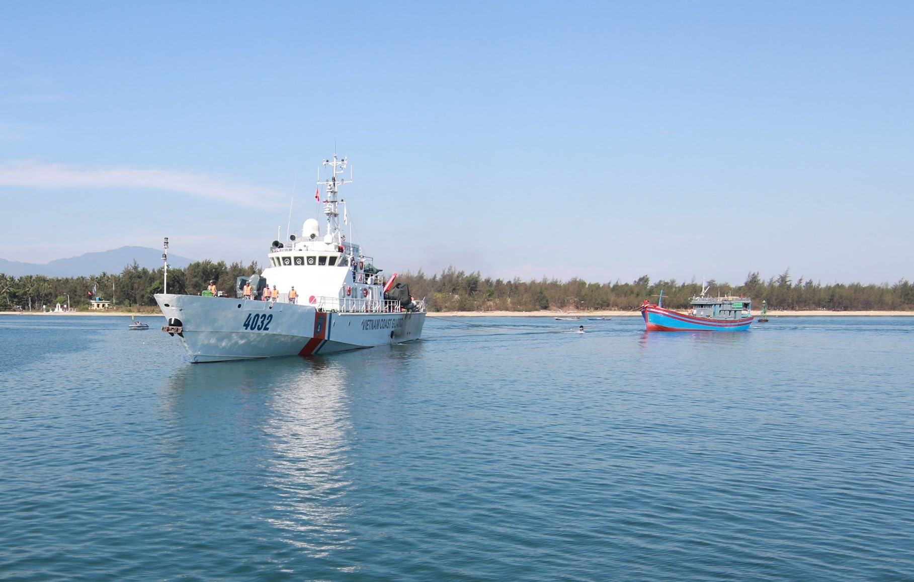 Tàu cảnh sát biển 4032 thực hiện nhiệm vụ cứu hộ an toàn tàu cá ngư dân Quảng Ngãi gặp nạn khi đang đánh bắt trên biển. Ảnh: T.C