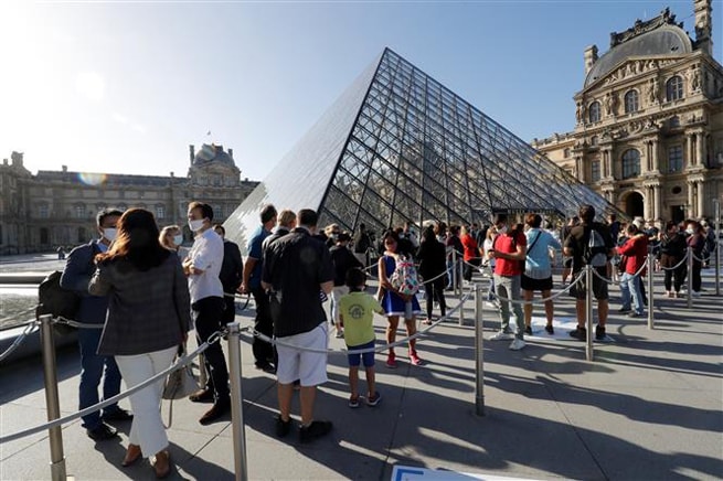 Người dân thăm quan Viện Bảo tàng Louvre ở Paris, Pháp trong ngày mở cửa lại đầu tiên sau thời gian dịch Covid-19 bùng phát mạnh, ngày 6-7-2020. Ảnh: AFP/TTXVN