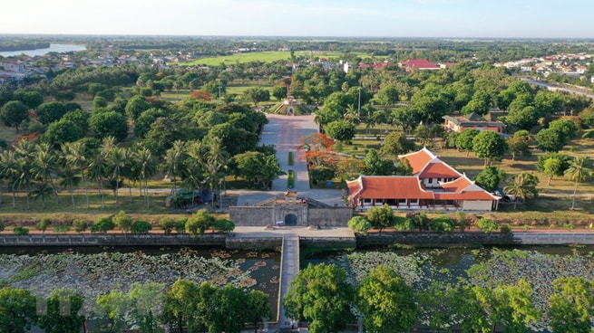 •       Toàn cảnh Thành Cổ Quảng Trị nhìn từ hướng cổng thành phía Nam. (Ảnh: Hồ Cầu/TTXVN)