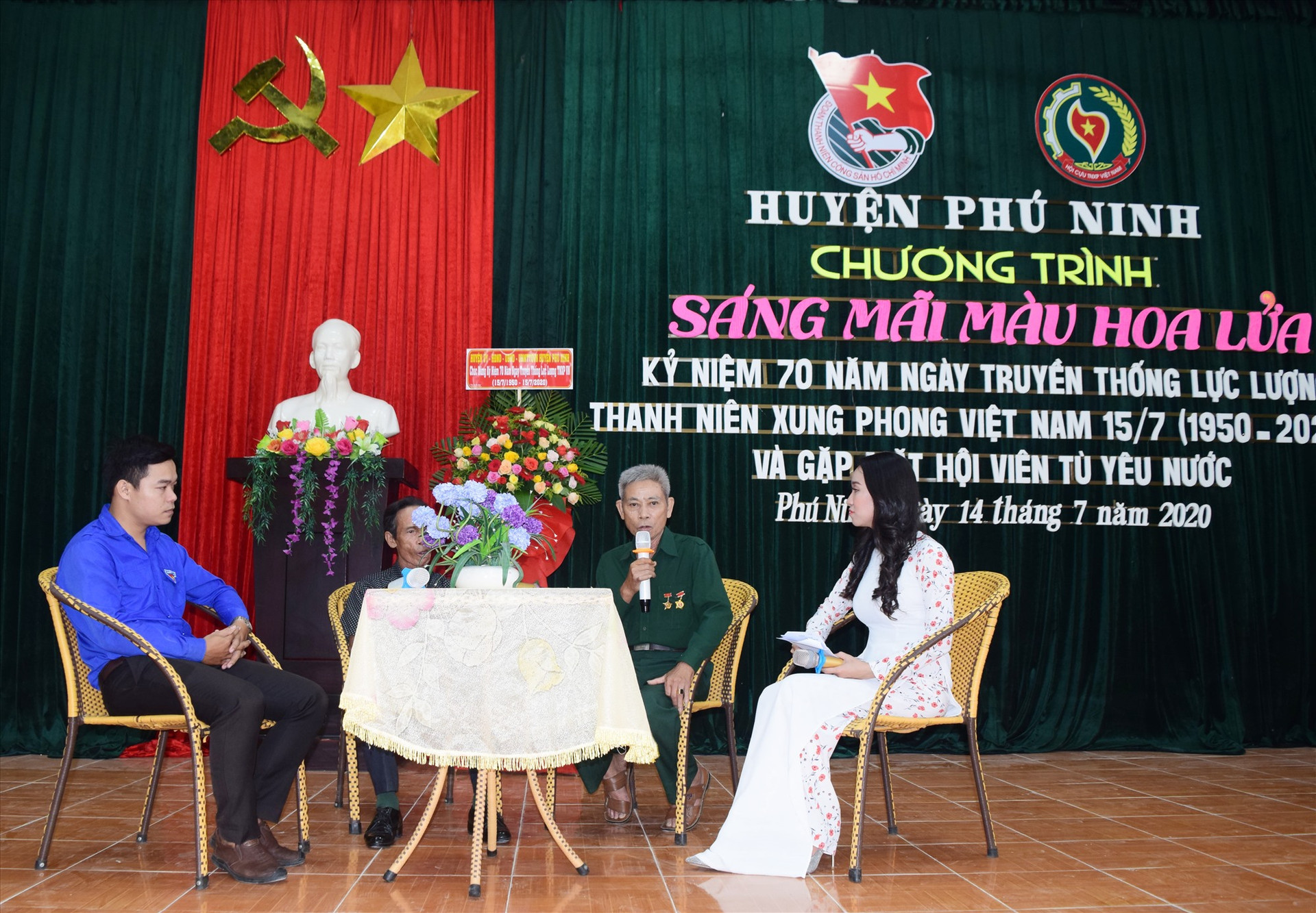 Tuổi trẻ Phú Ninh giao lưu với cựu TNXP, cựu tù yêu nước. Ảnh: L.C
