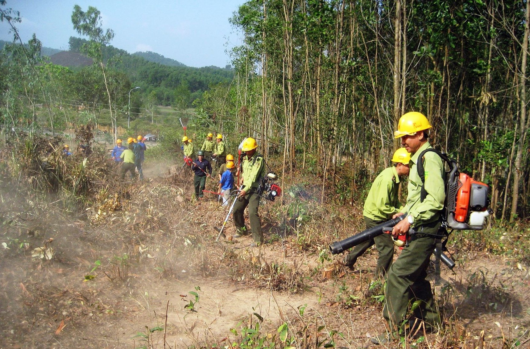 Thời gian qua, lực lượng kiểm lâm và các đơn vị liên quan ở Duy Xuyên tích cực phối hợp diễn tập phòng chống cháy rừng. Ảnh: H.N