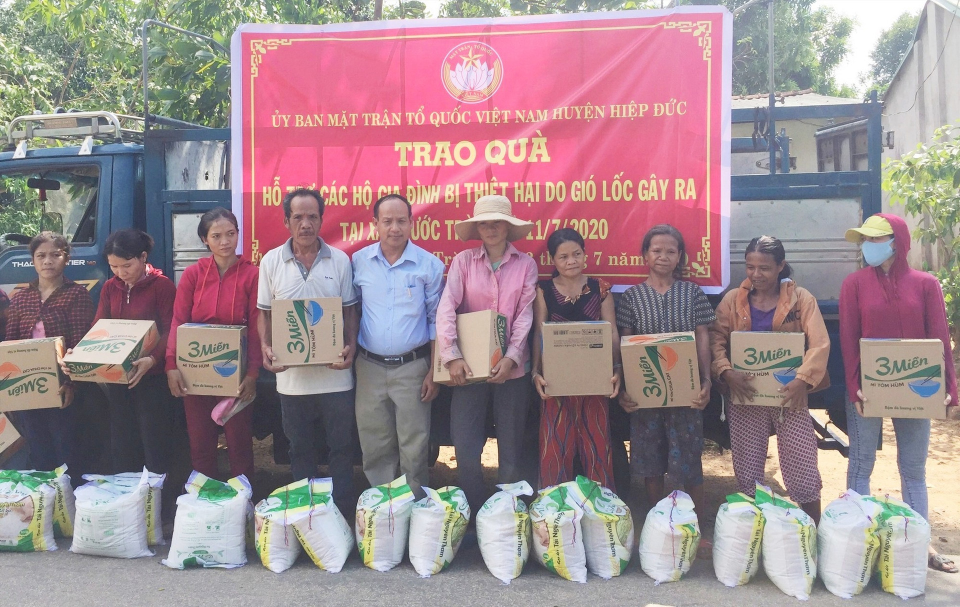 y ban MTTQ Việt Nam huyện Hiệp Đức hỗ trợ các gia đình bị ảnh hưởng bởi lốc xoáy. Ảnh: Mặt trận Hiệp Đức