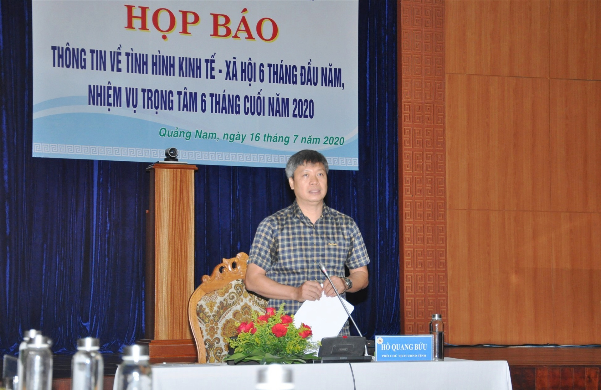 Phó Chủ tịch UBND tỉnh Hồ Quang Bửu chủ trì buổi họp báo. Ảnh:X.P