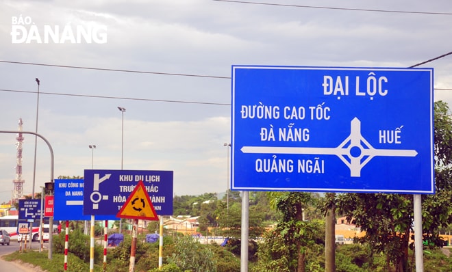 Từ ngày 1-7, nhiều biển báo đường bộ thay đổi theo quy chuẩn mới. TRONG ẢNH: Biển báo đường bộ đầu tuyến nối cắt ngang cao tốc Đà Nẵng - Quảng Ngãi.      Ảnh: THÀNH LÂN