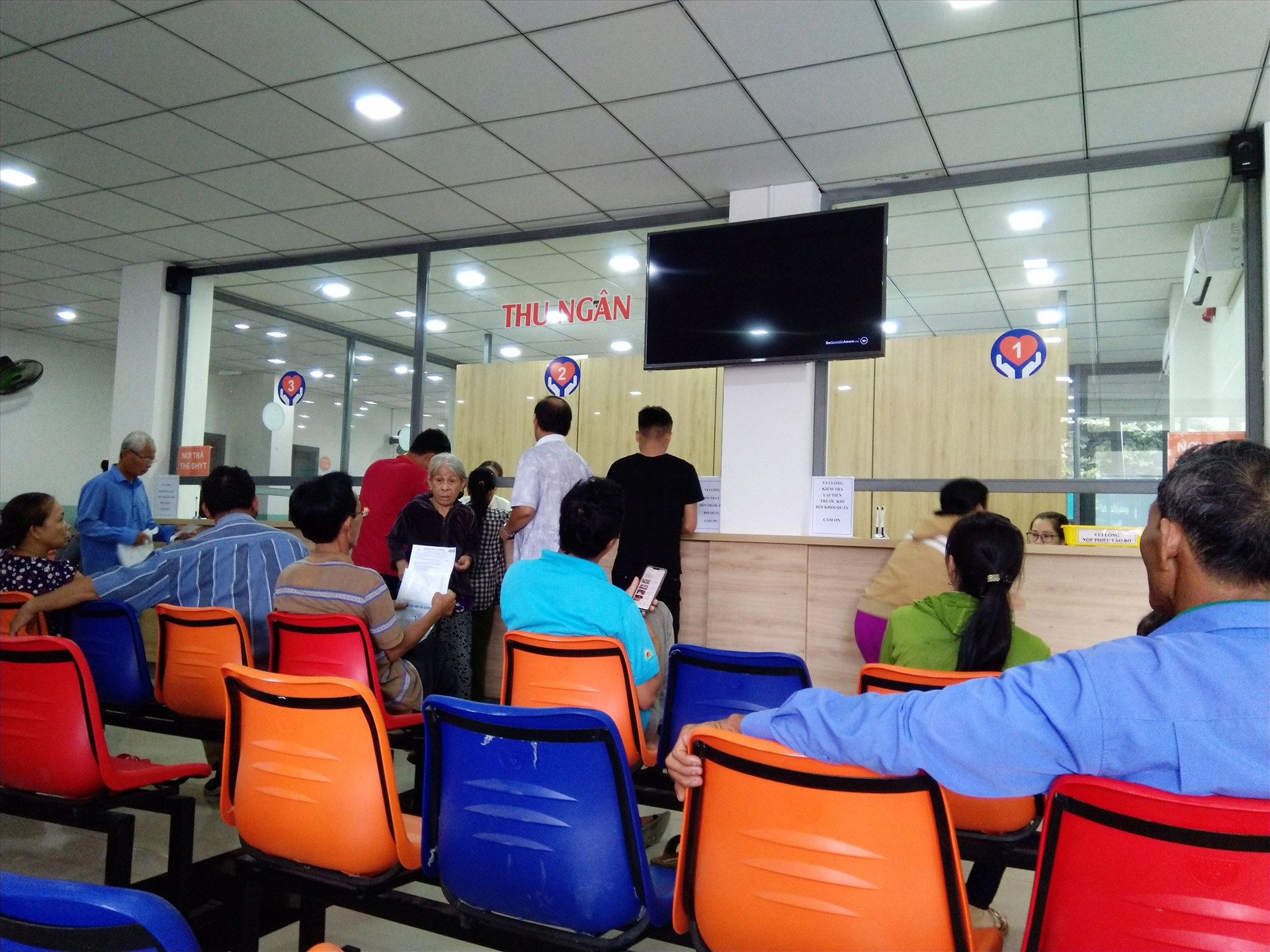 Chờ lấy phiếu khám bệnh tại Bệnh viện Bình An, huyện Duy Xuyên. Ảnh: X.H