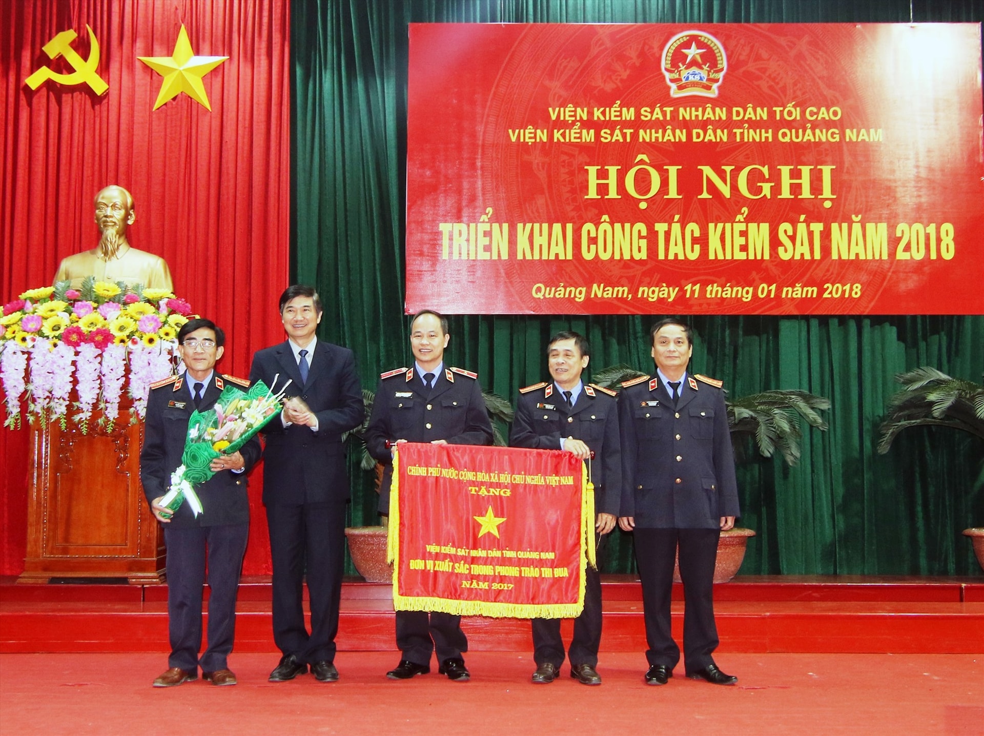 Viện KSND tỉnh đón nhận Cờ thi đua xuất sắc năm 2017 của Chính phủ. Ảnh: HÀN GIANG