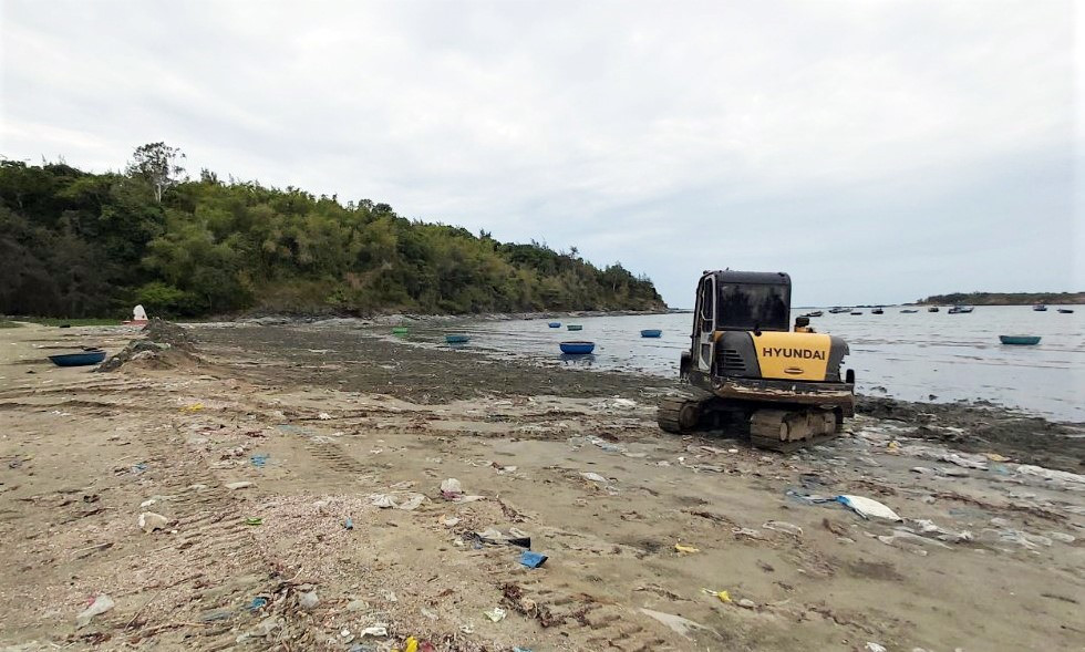 Xe múc cào xới lớp mặt để thu rác thải ở bãi Nồm (thôn Thuận An, xã Tam Hải). Ảnh: T.T