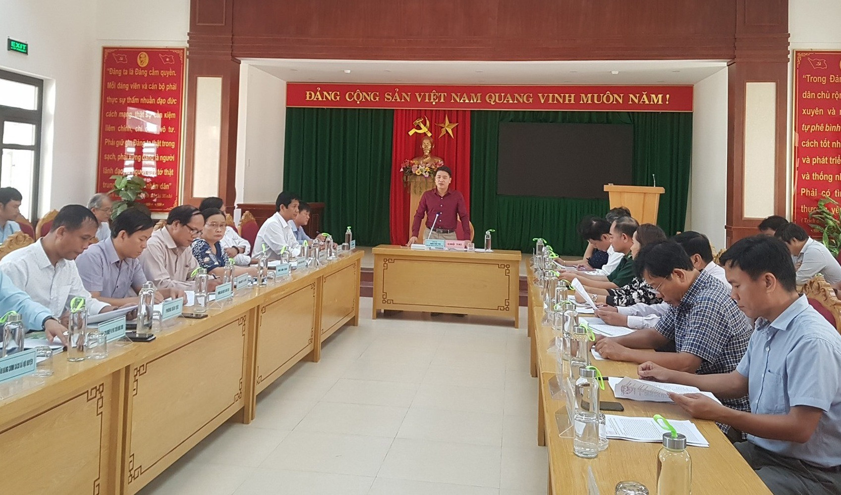 Phó Chủ tịch UBND tỉnh Trần Văn Tân làm việc với huyện Nam Giang về công tác giảm nghèo. Ảnh: D.L