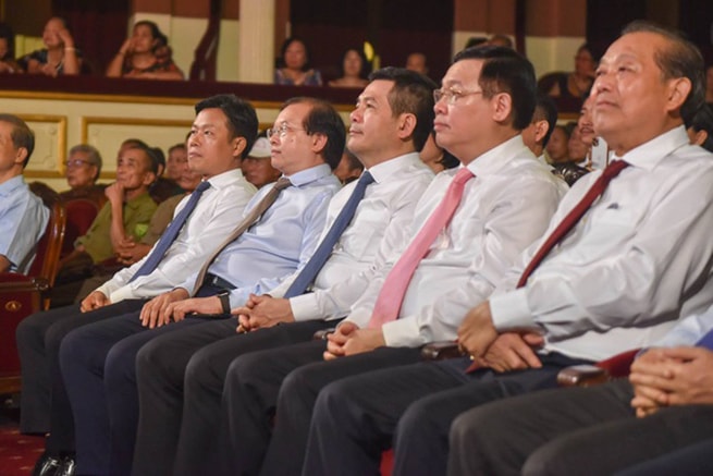 Các đồng chí lãnh đạo Đảng, Nhà nước và thành phố Hà Nội dự chương trình nghệ thuật