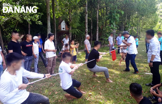 Hội viên các CLB Can thiệp sớm, dự phòng nghiện ma túy tham gia chương trình sinh hoạt cộng đồng do Chi cục Phòng, chống tệ nạn xã hội tổ chức. Ảnh: THANH SƠN