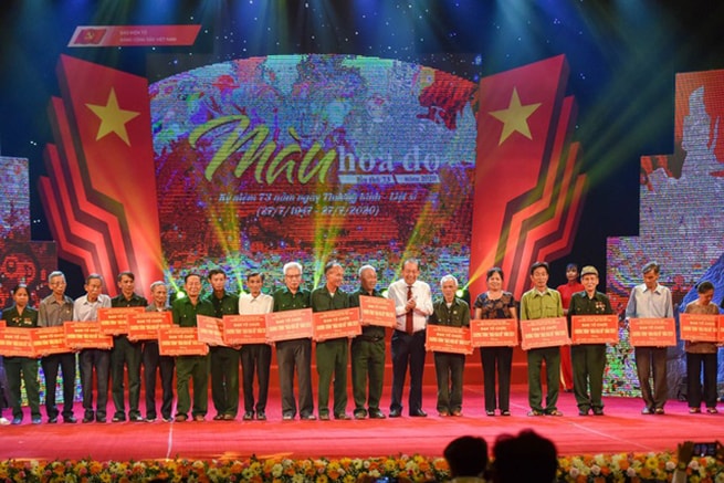 Phó Thủ tướng Thường trực Chính phủ Trương Hòa Bình tặng sổ tiết kiệm cho các thương bệnh binh, gia đình thương bệnh binh có hoàn cảnh đặc biệt khó khăn.
