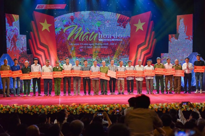Bí thư Thành ủy Hà Nội Vương Đình Huệ tặng sổ tiết kiệm cho các thương bệnh binh, gia đình thương bệnh binh có hoàn cảnh đặc biệt khó khăn.