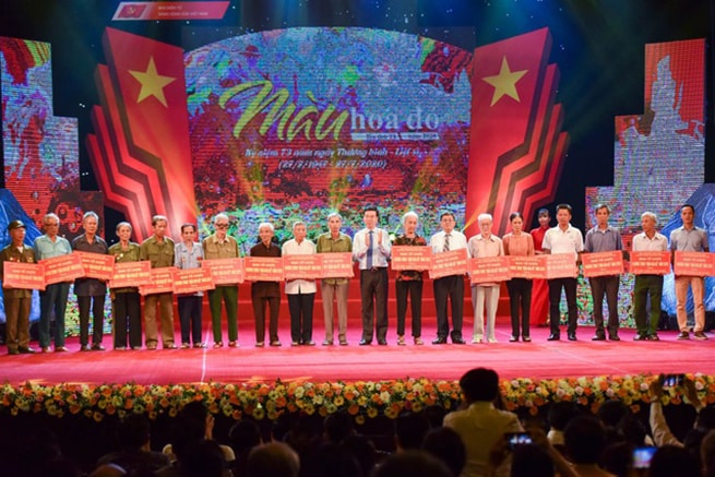 Trưởng ban Tuyên giáo Trung ương Võ Văn Thưởng tặng sổ tiết kiệm cho các thương bệnh binh, gia đình thương bệnh binh có hoàn cảnh đặc biệt khó khăn.