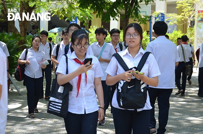 Học sinh hào hứng sau khi kết thúc môn thi Ngữ văn. Ảnh NGỌC PHÚ