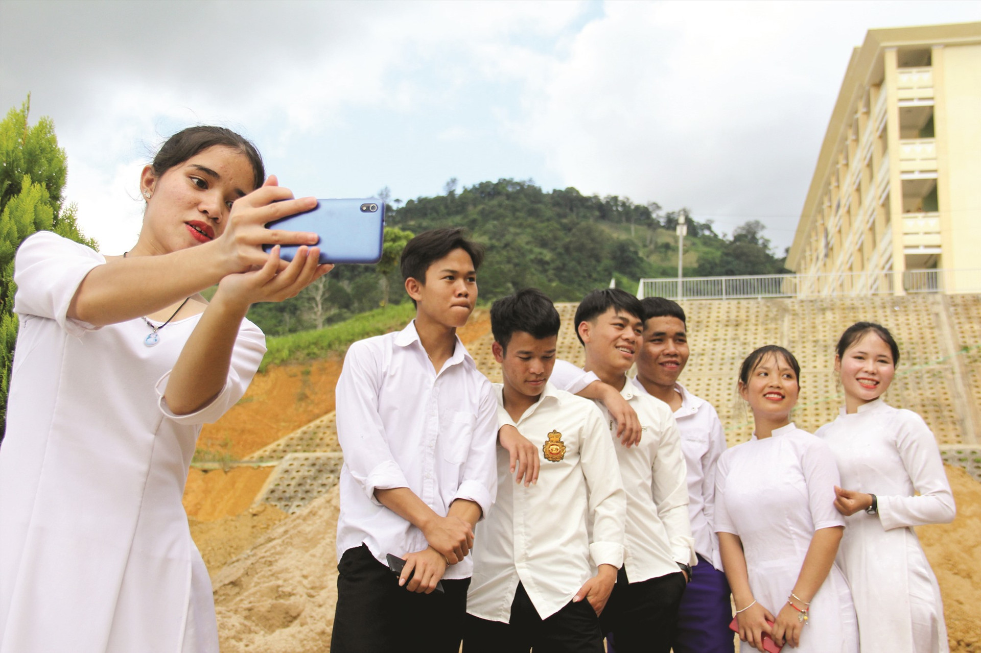 Học sinh lớp 12 Trường THPT Võ Chí Công (xã A Xan, Tây Giang) ghi lại khoảnh khắc kỷ niệm trong ngày bế giảng.