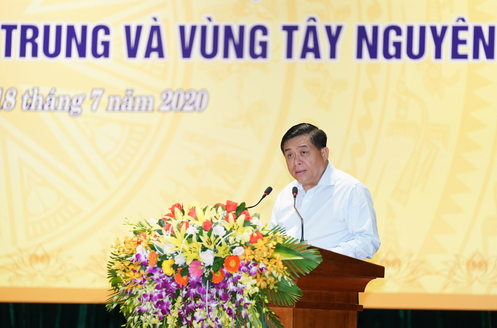 Bộ trưởng Bộ Kế hoạch và Đầu tư Nguyễn Chí Dũng trình bày báo cáo tại Hội nghị. Ảnh: VGP/Quang Hiếu