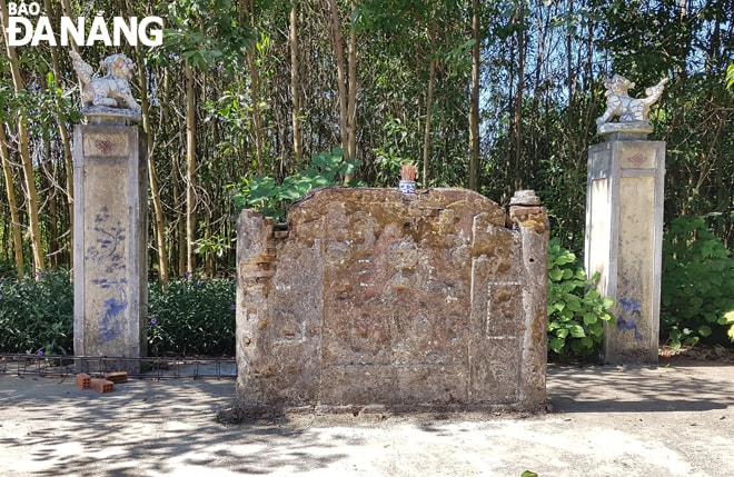 Đình Hội Vực giờ chỉ còn lưu lại bức bình phong loang lổ dấu bom, đạn. Ảnh: V.T.L