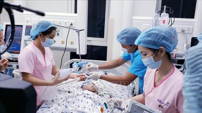 Một trong hai bệnh nhi sau khi tách rời được chuyển về Khoa Hồi sức Ngoại, Bệnh viện Nhi đồng TP Hồ Chí Minh để tiếp tục theo dõi. Ảnh: TTXVN phát