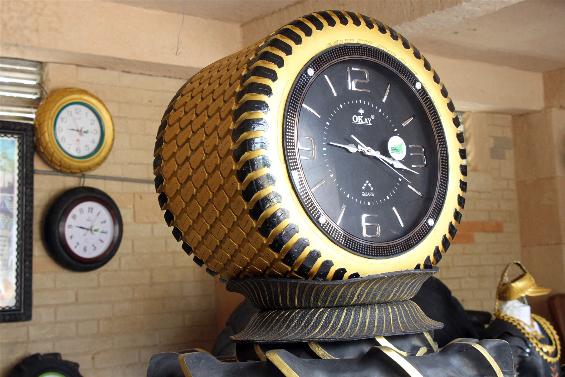 Chiếc đồng hồ khổng lồ được làm từ lốp. Ảnh: CÔNG THI